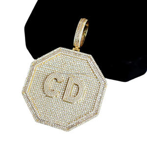 Colgante de Diamante Cultivado en Laboratorio de Lujo, Forma Hexagonal con Inicial, Superficie Brillante, Acabado en Tono Dorado, Personalizado - Product Image 6