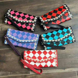 Cartera de Muñeca de Cuero Genuino Estilo Western para Mujer, Hecha a Mano, con Solapa de Cuero a Cuadros y Ranuras para Tarjetas y Efectivo - Product Image 4