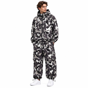 Chándal de camuflaje personalizado en blanco y negro para hombre, chaqueta con capucha, múltiples bolsillos con cremallera, pantalones cargo, ropa urbana OEM. - Product Image 1