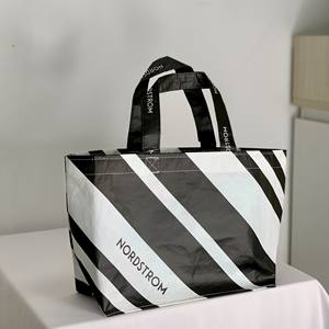 Bolsa de Mano Personalizada de Alta Calidad Fabricada en Vietnam, Hecha de Material No Tejido Reciclado de Botellas de Plástico, con Asas de Cinta de Polipropileno - Product Image 2