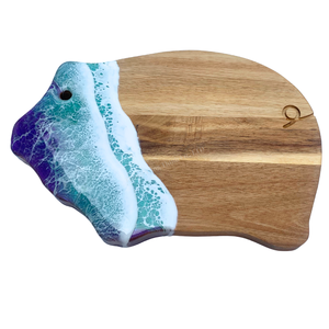 Planche à découper artisanale en bois côtier avec design vague océanique en résine, forme irrégulière, décoration de cuisine - Product Image 3