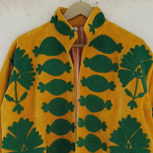 เสื้อแจ็คเก็ตกำมะหยี่ปักลายแบบกลับด้านได้ สวมใส่สบายสำหรับฤดูหนาว ดีไซน์เสื้อโค้ทสั้นแบบใหม่ - Product Image 1