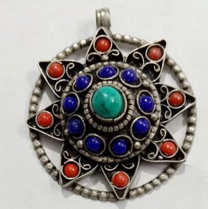 Pendentifs floraux sertis de pierres rondes - Product Image 4