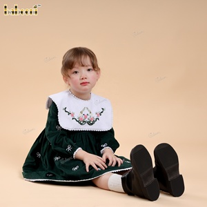 DR4498 – Robe smockée brodée en velours côtelé, longueur genou, coupe trapèze, motif floral pour enfants, 100% coton, smockée à la main, écologique OD - Product Image 3