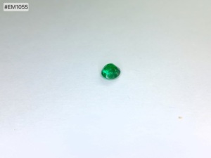 Elegante Esmeralda Ovalada Natural de Zambia, Selección de Esmeraldas, 0.88ct, Gema Suelta Premium con Acabado Superior para Joyería - Product Image 4