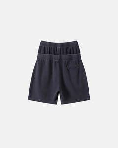 Shorts pour hommes fabriqués au Pakistan, style personnalisé confortable, bleu foncé uni, texture texturée, coupe décontractée avec poches latérales, tissu respirant. - Product Image 2