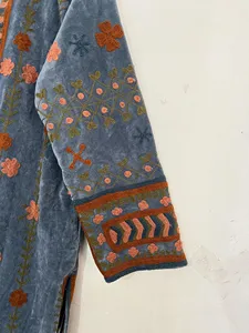 Veste longue en velours gris de luxe pour femmes, style Suzani, broderie florale, manches longues, col montant, style bohème, vêtements d'extérieur d'hiver - Product Image 3