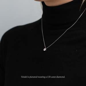 Collar colgante minimalista redondo con diamante solitario de 1 quilate cultivado en laboratorio en oro amarillo, blanco y platino de 9K y 18K. - Product Image 3