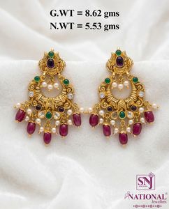 ต่างหูทองคำแท้ 22k แบบชันด์บาลีสำหรับผู้หญิง เครื่องประดับแบบดั้งเดิมของอินเดีย ประดับด้วยพลอยทับทิม มรกต และมุก - Product Image 3
