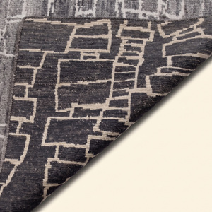 Tapis en laine DECORDEC gris anthracite ivoire, motif mosaïque abstrait, antidérapant, design moderne pour salon, chambre et intérieurs d'hôtels - Product Image 6