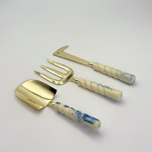 Kit de jardinage robuste : pelle à main, pelle de transplantation, cultivateur, râteau à main et fourche à plantes avec manche en résine, provenant d'Inde - Product Image 4