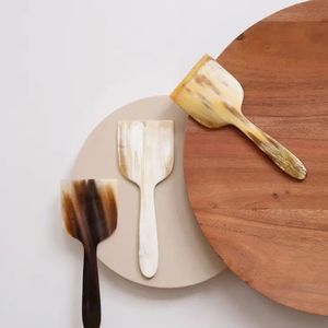Cuillère en corne artisanale traditionnelle avec construction en corne naturelle biologique, idéale pour servir, cuillères à salade, couverts de cuisine - Product Image 1