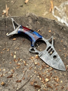 Cuchillo de Pesca y Camping de Acero de Damasco de Grado Industrial Hecho a Mano con Mango de Resina Azul y Roja, Pernos de Latón y Funda de Cuero Genuino OEM - Product Image 5