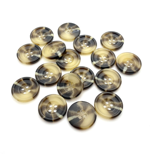Nouveau style de bouton en résine imitation corne à 4 trous pour chemises et manteaux, idéal pour la vente en gros et l'artisanat naturel - Product Image 1