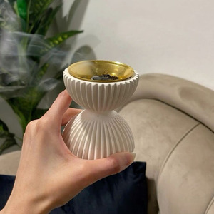 Brûle-encens élégant en bois blanc cannelé, doté d'un design à double niveau et d'un bol intérieur doré brillant, pour une décoration intérieure moderne. - Product Image 6