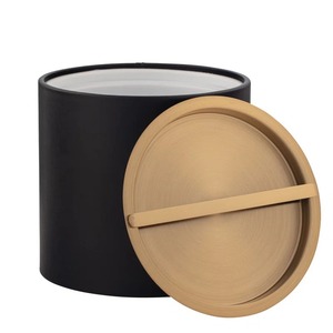 กระติกน้ำแข็งเก็บความเย็นสีดำแบบทันสมัย พร้อมฝาปิดโลหะสีทองทรงกลม ดีไซน์หรูหราสองสี ดำและทอง - Product Image 5