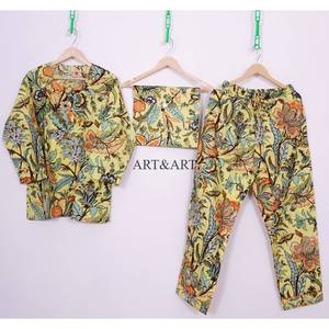 Conjunto de Pijama de Algodón con Estampado Floral, Elegante y de Alta Calidad, para Verano, Disponible en Diferentes Tallas para Mujer, India - Product Image 1