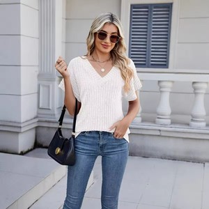 เสื้อยืดแขนสั้นผู้หญิงทรงปกติ ผ้าสแปนเด็กซ์โพลีเอสเตอร์ แฟชั่นลำลอง คอวี รับผลิตแบบ OEM ODM - Product Image 3