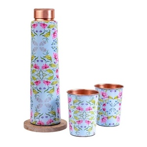 Bouteille d'eau en cuivre à motif floral avec couvercle et deux tasses, ensemble de voyage portable - Product Image 1