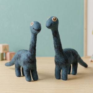 Jouet en laine feutrée fait main, dinosaure bleu, animal en feutrine aiguilletée - Product Image 1