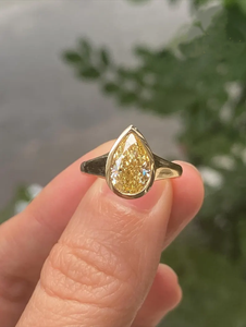 Anillo de diamante en forma de pera amarillo de lujo en oro amarillo macizo con engaste moderno y diseño elegante de solitario, y regalo para ella. - Product Image 4