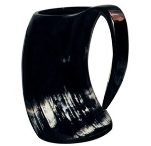 Jarra artesanal de cuerno para beber, con líneas talladas y base de madera, disponible a precios de mayorista. - Product Image 3