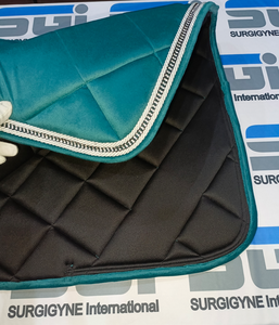 Tapis de selle en velours vert turquoise pour dressage avec bordure en pierres de diamant, disponible dans toutes les tailles et types – Produits équestres - Product Image 3