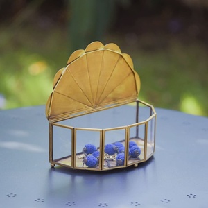 Caja de Almacenamiento de Joyas con Tapa en Forma de Concha Dorada y Paneles de Vidrio para Decoración y Organización - Product Image 1