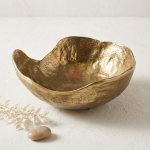 Cuenco decorativo de oro de forma orgánica, hecho a mano y de lujo, centro de mesa de metal martillado asimétrico para decoración moderna del hogar a bajo precio. - Product Image 1