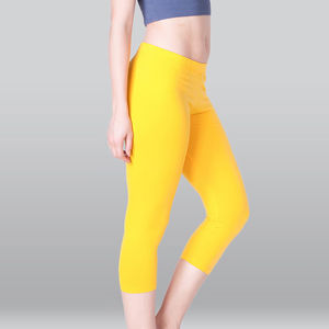 Leggings de yoga capri pour femmes de qualité supérieure, longueur courte tendance pour un style de vie actif, logo sur la taille, leggings pour femmes - Product Image 2