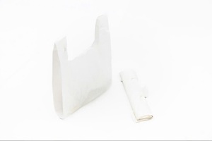 Bolsas de Compras Blancas de LDPE con Asa Tipo Camiseta, Desechables, Reciclables, con Refuerzo Lateral, Impresión Offset Personalizable para Uso Comercial - Product Image 4