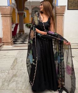 ชุดเดรส Anarkali ผ้าเครปธรรมชาติสำหรับงานปาร์ตี้ พร้อมกางเกงขายาว ลายพิมพ์แปรง และงานปักเลื่อม พร้อมผ้าคลุมไหล่ ชุดพร้อมสวมใส่ - Product Image 4