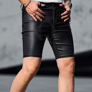 Shorts en cuir pour hommes avec ceinture ajustable, construction durable et style streetwear contemporain - Product Image 6