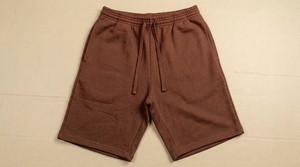 Shorts unis de couleur rouge à taille élastique, coupe régulière unisexe, à porter en toutes saisons - Product Image 4