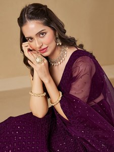 Ensemble Lehenga de soirée brodé violet, style Banarasi, robe longue sans manches à col en V avec dupatta pour mariage et fête - Product Image 2