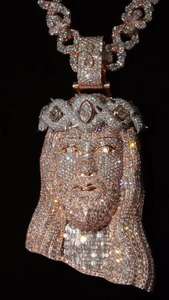 Cadena y Colgante Exclusivos de Oro Blanco de 14 Quilates con Diamantes de Moissanita Deslumbrantes que Elevan Tu Estilo de Moda - Product Image 2