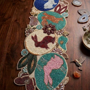 Chemin de table orné de perles faites à la main, motif lapin, multicolore, cadeau pour elle, largeur 13 pouces - Product Image 1