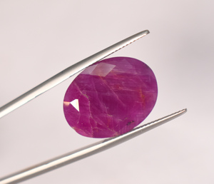 Pierre précieuse naturelle rubis rose-rouge : 22 carats 20x15,5x7 mm ovale du Mozambique pour la fabrication de bijoux - Product Image 4
