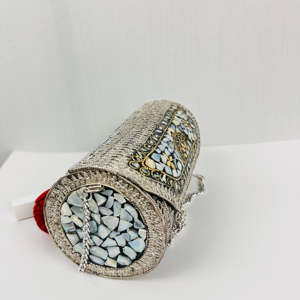 Bolso de Noche Tipo Clutch con Mosaico Metálico Pulido Chapado en Oro, Estilo Artesanal Indio Moderno, con Incrustaciones Coloridas y Correa Cruzada - Product Image 4