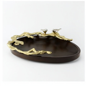 Plateau en métal fait main, plateau décoratif de luxe pour occasions spéciales, plateau en bois finition naturelle, design doré, poignée - Product Image 1
