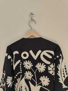 Chaqueta de terciopelo negra bordada a mano con motivos florales, estilo bohemio, cuello alto, estilo étnico, estilo Suzani, estilo folk, estilo cropped, para invierno. - Product Image 2