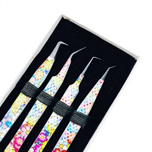 Pince à épiler pour extensions de cils avec pointe recouverte de plasma noir et motif floral, emballage en boîte cartonnée, lot de 4 pinces. - Product Image 1
