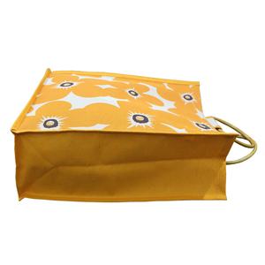 Sac fourre-tout en toile de jute et coton laminé PP, personnalisable, avec un grand motif floral attrayant, écologique, pour le shopping et les cadeaux - Product Image 4