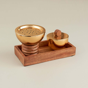 Ensembles de bakhoor en métal doré et argenté exquis avec bases en bois côtelées sur plateaux en bois, parfaits pour la parfumerie et la décoration intérieure. - Product Image 4