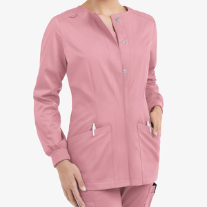 เสื้อสครับแบบขายส่ง OEM สำหรับโรงพยาบาล แขนยาว ปลายแขนแบบริบ ปิดด้วยกระดุมแป๊ก มีกระเป๋าหน้า ออกแบบได้ตามสั่ง - Product Image 1