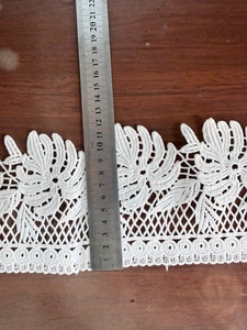 Ribete de encaje guipur al por mayor de poliéster de 12 cm de ancho con borde festoneado floral para vestido de novia, OEM ODM personalizado - Product Image 1