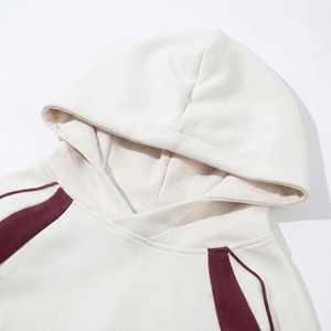 เสื้อฮู้ดสีขาวพร้อมแถบโค้งสีแดงเบอร์กันดี ตกแต่งด้วยแถบขอบตัดสี  แบบสวมหัว |   เสื้อผ้าสตรีทแวร์พรีเมียม OEM / แบรนด์ส่วนตัว - Product Image 3