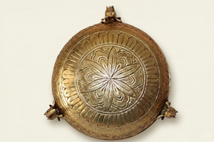 Bol décoratif en laiton antique avec pieds en forme de tête d'éléphant, plat en métal doré orné pour la décoration intérieure et la présentation sur table - Product Image 3