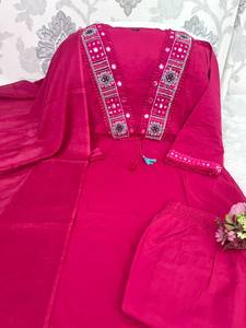 Ensemble Kurtis en coton pur avec broderie, pantalon et dupatta, tendance, disponible à prix abordable. - Product Image 5