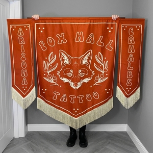 Drapeau en tissu personnalisable brodé en dentelle 3D écologique Fox Hall avec franges à pompons pour décoration murale - Product Image 1